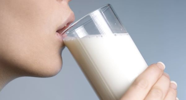 Uống sữa khi mang thai